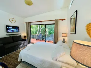 Luxury and Nature 15 minutes from the Beaches - Image 3