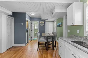 Classic Cedar Cottage | Close to Newport & Beaches - Image 4