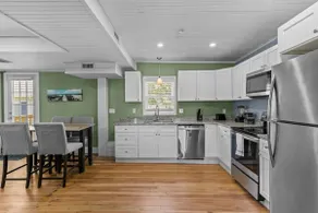 Classic Cedar Cottage | Close to Newport & Beaches - Image 2
