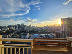 Cinema-Ready 1BR Suite w/ City View & Free Parking - Image 2