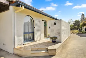 Pet Friendly Walk to beach, shops & bars. Parking - Image 3