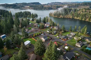 Modern Chalet with Lake Views in Marina Area - Image 3