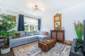 Stylish 4 Bedroom, 2 Bath Home in Borehamwood - Image 2