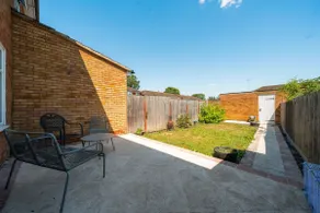 Stylish 4 Bedroom, 2 Bath Home in Borehamwood - Image 5