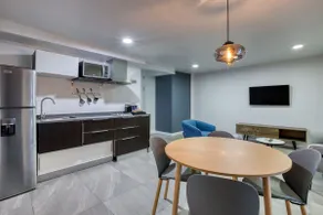 City Life Hub | Apt+In the Nightlife Scene - Image 2