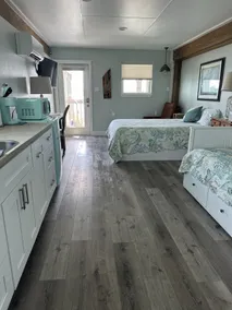 Key Allegro Waterfront Guesthouse with Dock - Image 5