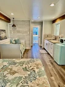 Key Allegro Waterfront Guesthouse with Dock - Image 4
