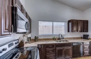 Charming 4-bedroom house w/Pool - Image 2