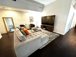 Large Chic 2BD/2BA Condo - Free Parking! - Image 3
