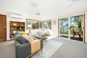 Peaceful coastal retreat with ocean & bush views - Image 2