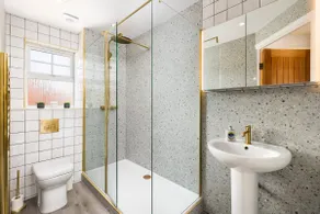 Stylish 2 bed 2 bathroom apartment for up to 5 - Image 4
