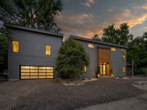 Walk to Beach, Chic Modern-Metro Vacay Home & Deck - Image 5