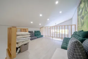 Beautiful Maple Room - Image 2