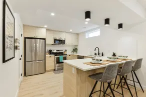 Sleeps 6 | 3 min from DT/Whyte Ave - Image 2