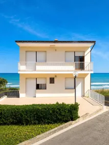 Detached villa by the sea - Image 2