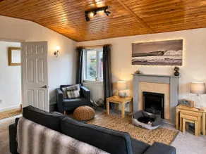 Elegant 3-bed Coastal Lodge - Image 4
