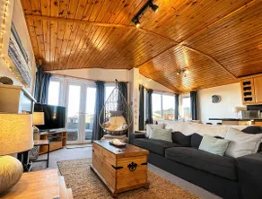 Elegant 3-bed Coastal Lodge - Image 2