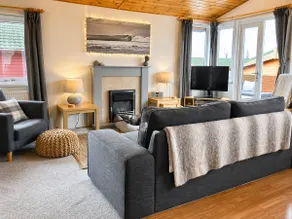 Elegant 3-bed Coastal Lodge - Image 3