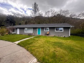 Hilltop Home in The Gorge - Image 2