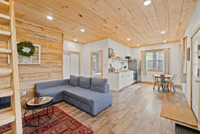 Cozy and cute, close to everything RRG! WiFi! - Image 2