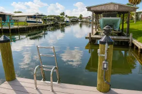 Creekfront Comfort: 4BR, 2BA Retro Home + Dock - Image 4