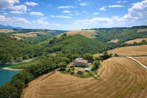 Escape to Umbria, Farmhouse by the lake - Image 3