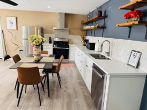 Private 2bed duplex, Stylish, Clean & Comfortable - Image 5