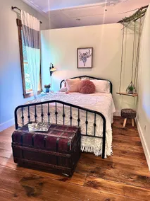 The Carriage House in the Heart of Uptown - Image 4