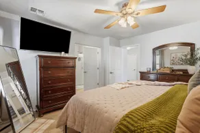 Modern & Comfortable Residence 4BR/2BA - Image 5