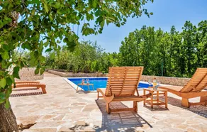 Holiday Home Pearl in Stone with Heated Pool - Image 2