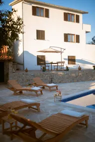 Holiday Home Pearl in Stone with Heated Pool - Image 5