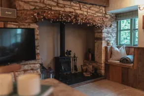 Cotswold Cottage near Soho Farmhouse & Daylesford - Image 2