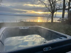 Lakeside Sunrise Cottage with hot tub - Image 3