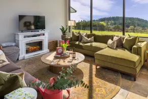 Amazing Vineyard Views, Hot Tub, Pet Friendly - Image 3