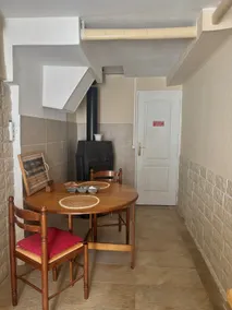 Maisonette with a charming garden and parking - Image 5