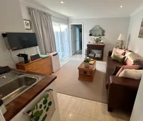 Boutique Garden Cottage - perfect for Vivid - Image 2