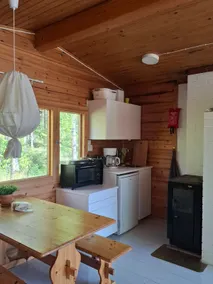 Log cabin by the lake - Image 5