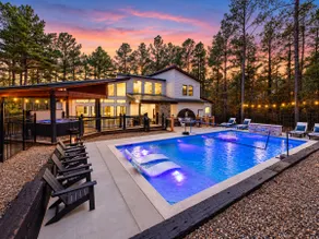 Private GLOW Mini Golf, Heated Pool, Pickleball - Image 2