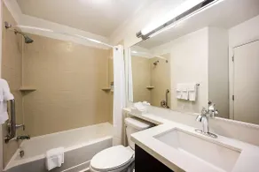 Relax and Recharge! Pet-Friendly Property, Near Asylum Skate Park - Image 4