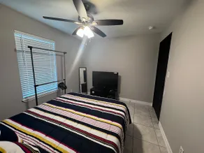 Luxury Entire Home 3bd- 2bath Free parking+WiFi - Image 4