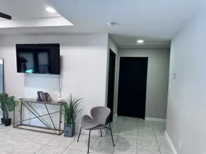 Luxury Entire Home 3bd- 2bath Free parking+WiFi - Image 3