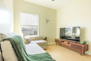 Cozy Sunny Brand-New Apt 1 Block From the Beach - Image 4