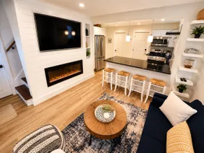 Entire in-town cottage, walk to ferry/town/shops - Image 3