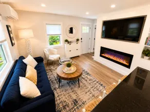 Entire in-town cottage, walk to ferry/town/shops - Image 5