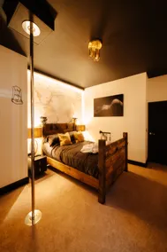 Romantic Couples Stay Jacuzzi - Kinky Airbnb - Image 3