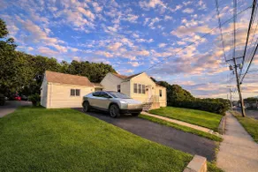 Spacious Home with Fire Pit & Game Room Near Yale - Image 4