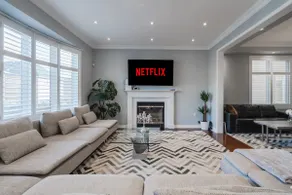 Spacious 5-Bed Home Near Airport| Free Parking+PS5 - Image 5