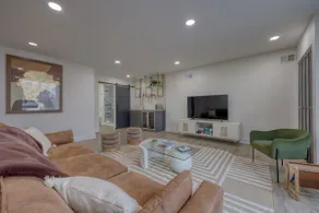 Deluxe Downtown Lancaster 3BD - Rooftop & Parking - Image 3