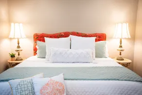 The Bee, Cozy 1BR Studio by Velvet Ditch Villas - Image 2