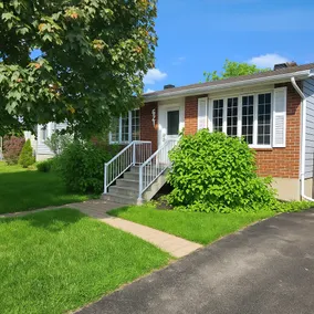Sunlit 3BR • Pool • Parking • Near Montreal - Image 4